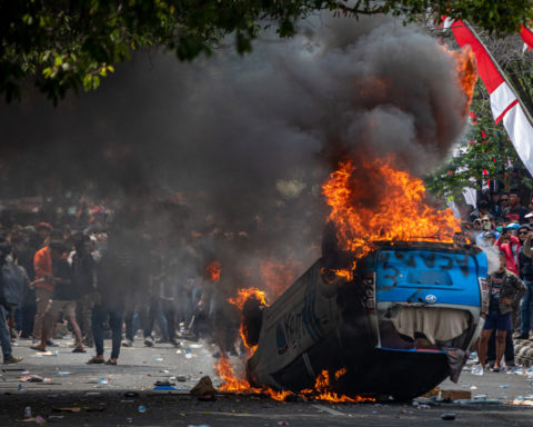 Manifestantes atearam fogo a uma viatura policial durante o protesto contra o aumento de impostos em Pati, Indonésia, 13 de agosto de 2025 — Foto:. Aji Styawan/Antara