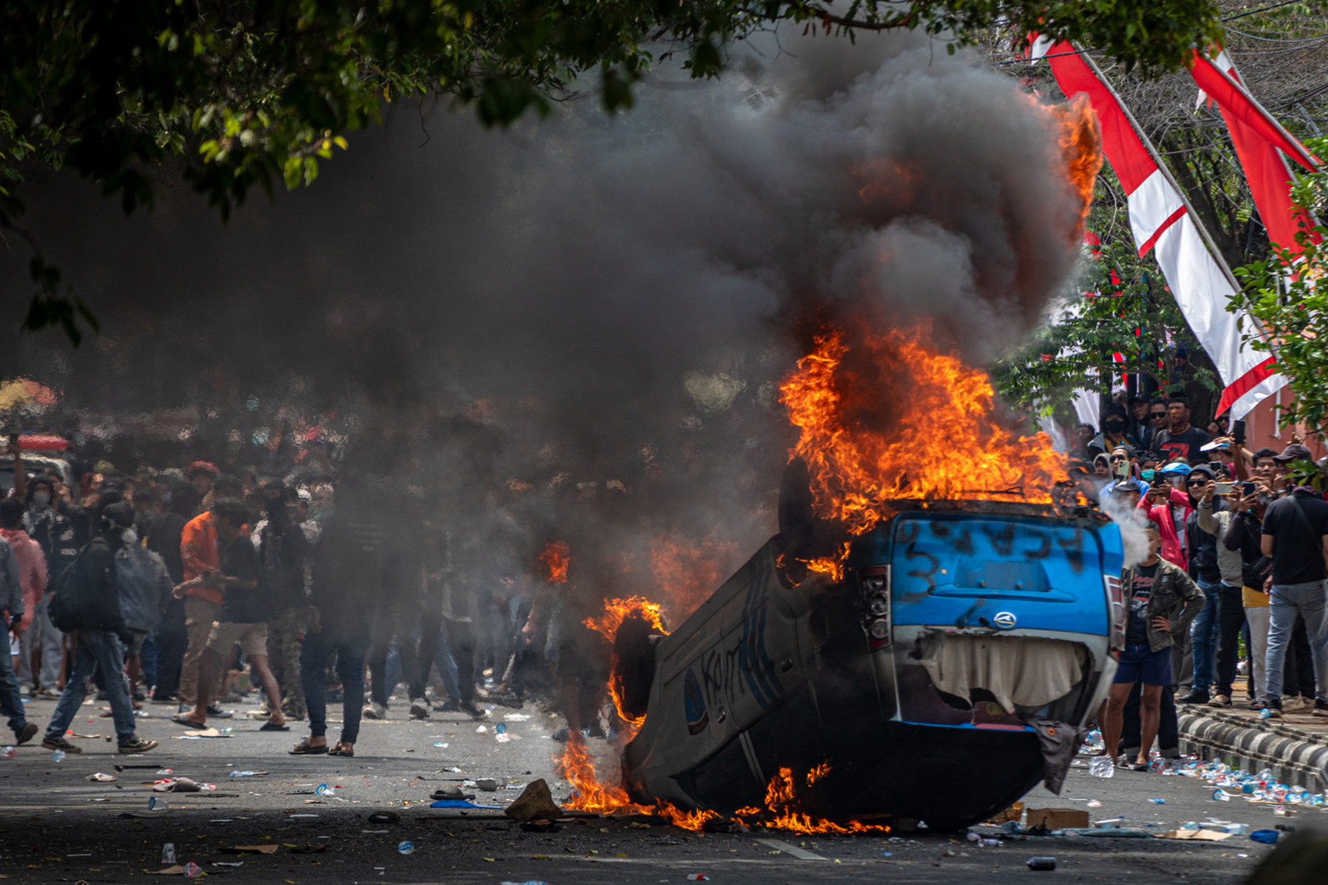 Manifestantes atearam fogo a uma viatura policial durante o protesto contra o aumento de impostos em Pati, Indonésia, 13 de agosto de 2025 — Foto:. Aji Styawan/Antara