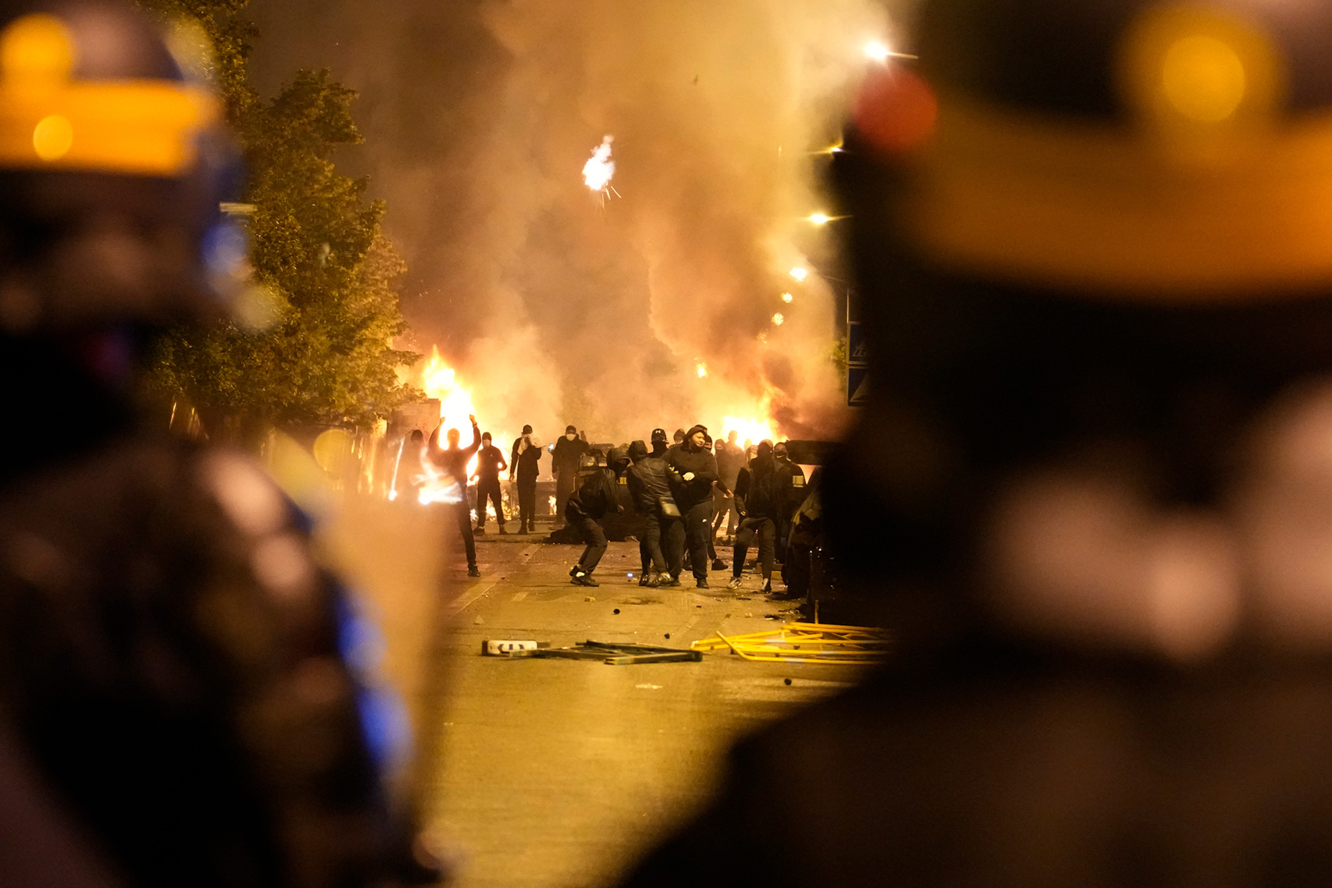 Carro policial é incendiado durante manifestação em Paris